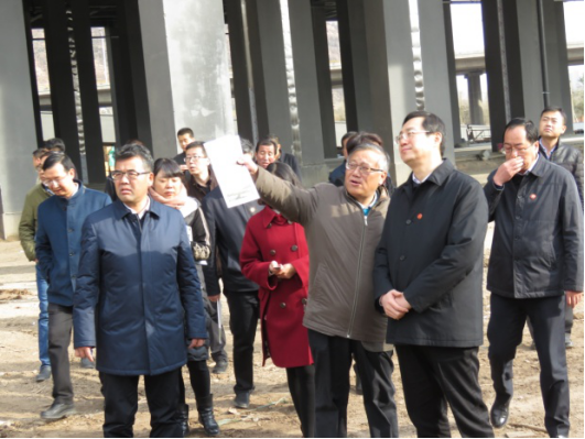 省委常委、西寧市委書記王曉在青海省物產(chǎn)集團總公司黨委書記、總經(jīng)理王玉輝陪同下，深入青海物產(chǎn)朝陽物流園區(qū)。